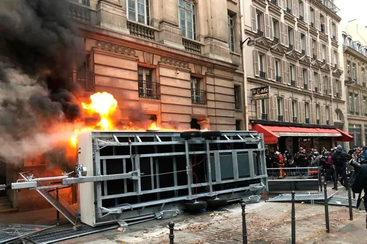 Paris'te polisten göstericilere sis bombasıyla müdahale