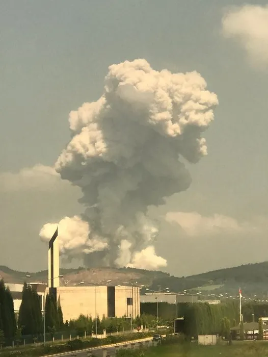 Son dakika: Sakarya’da havai fişek fabrikasında patlama! Olay yerinden ilk görüntüler geldi