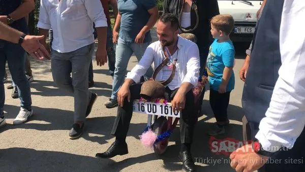 Boynuna öküz çanı takılan damat, el arabasıyla gezdirildi