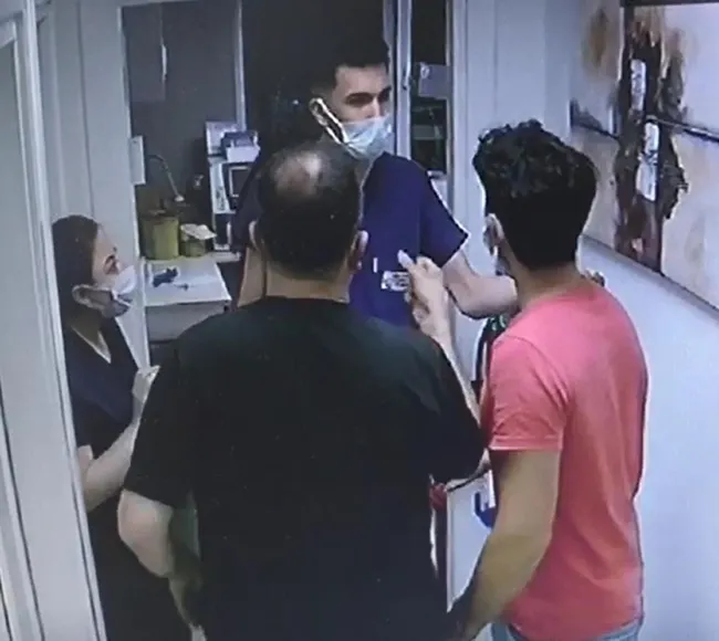 bu-kadarina-da-pes-hemsire-ile-doktora-yumruk-atti-1621500742691.jpg Kocaeli’de hastanede dehşet! Hemşire ve doktora saldırdı - 1
