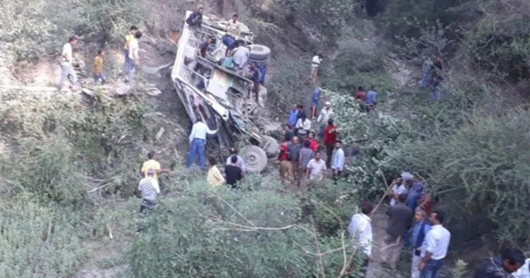 Otobüs uçuruma yuvarlandı! Feci görüntü...