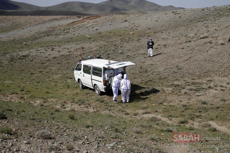 Dünya bu görüntüleri konuşuyor! SON DAKİKA: Corona virüs kurbanını kimsenin olmadığı bir dağ başına gömüp gittiler!