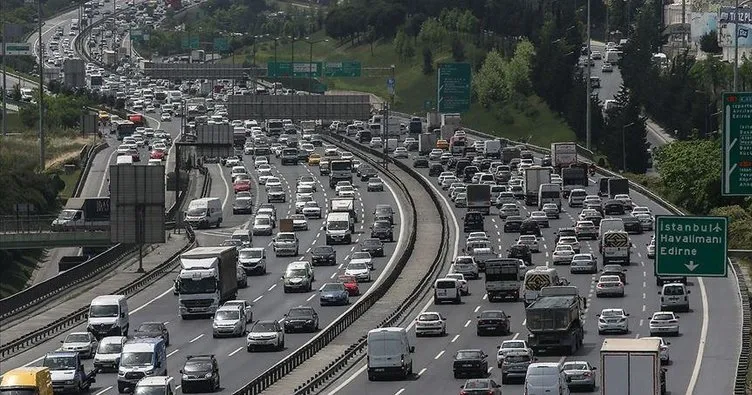 İstanbul’da sabah saatlerinde trafik yoğunluğu yaşanıyor