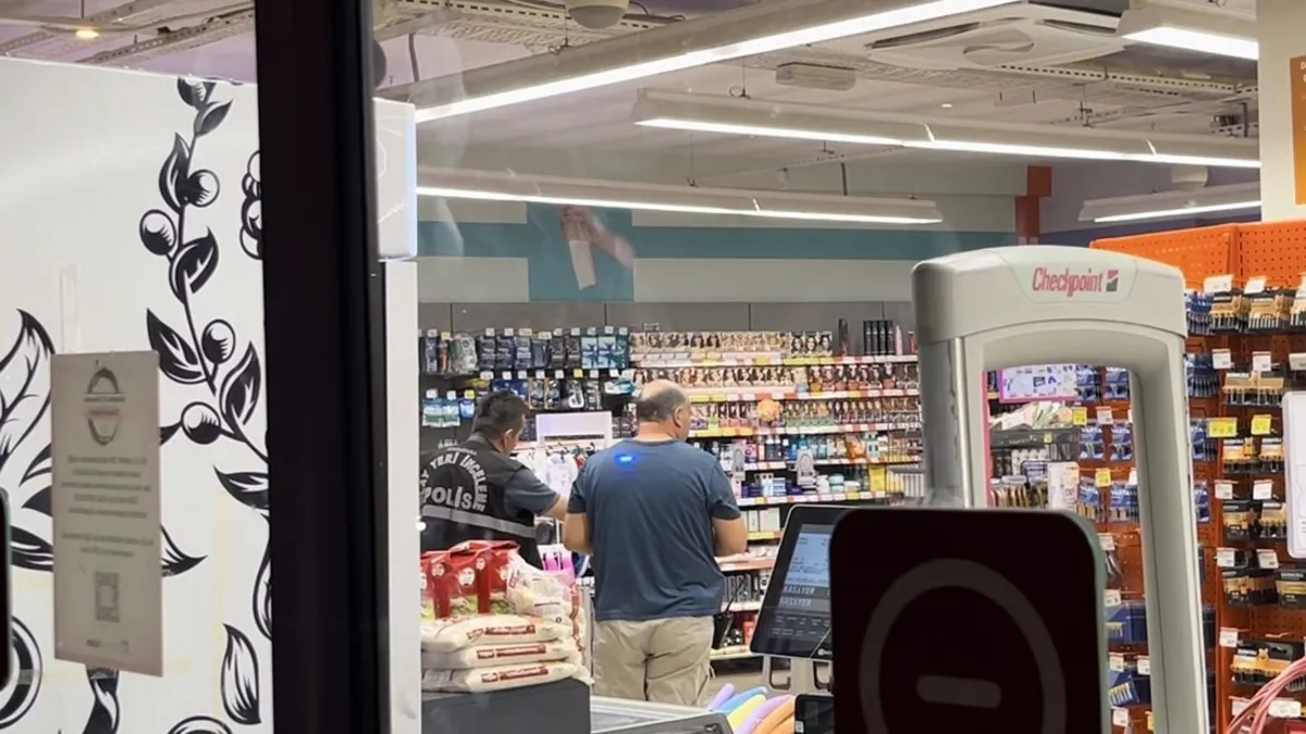 SON DAKİKA... Sen sapık mısın! Markette korku dolu anlar: Genç kadın ile çocuğu kabusu yaşadı!