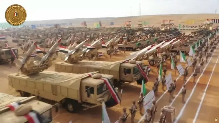 Orta Doğu karışıyor mu? Mısır’dan gövde gösterisi! Çok sayıda savaş uçağı, tank, askeri teçhizat…