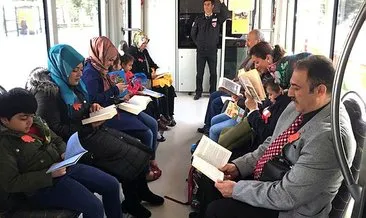 İlkokul öğrencilerinden tramvayda kitap okuma etkinliği