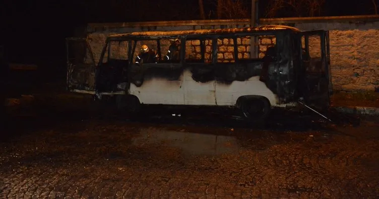 Kâğıthane’de köfteci olarak kullanılan minibüs yandı