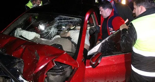 Otomobil, emniyet şeridinde duran otomobile çarptı: 8 yaralı