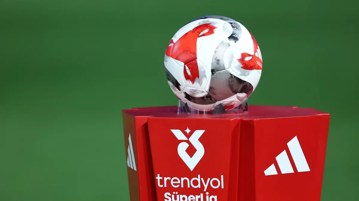 Süper Lig kura çekimi ve futbol topu görseli