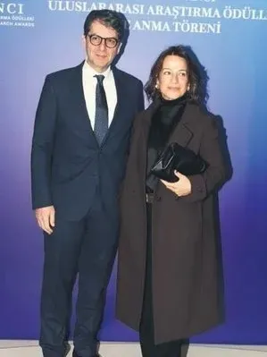 Sabancı’nın sevgilisiyle katıldığı gecede ilginç olay! Eski damat yeni eşiyle geldi