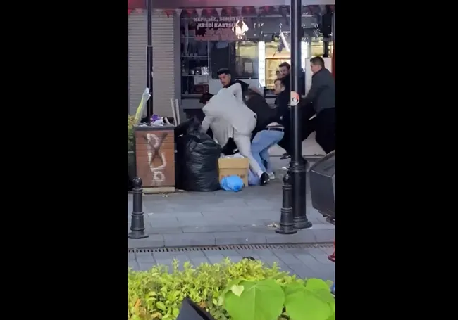 son-dakika-kagithanede-sokak-ortasinda-dehset-tekme-tokat-darbettiler-o-anlar-ortaya-cikti-1760688972319.jpg