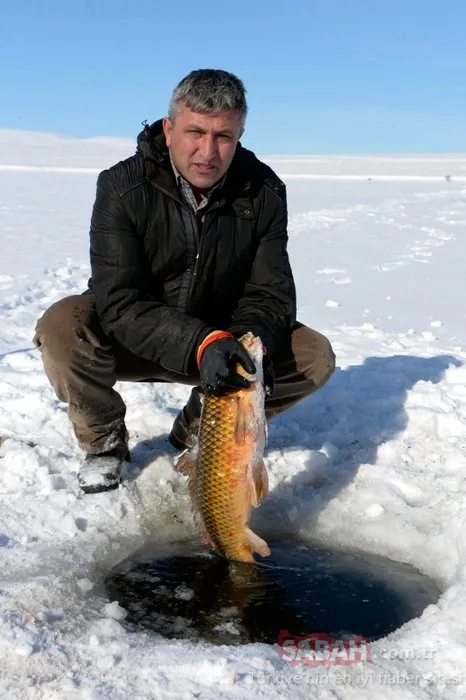 Eskimo usulü avcılıkta sezonun en büyük balığını yakaladı!