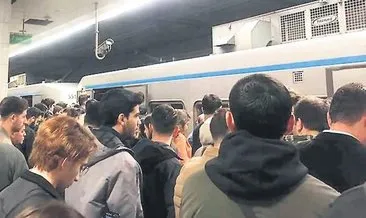 Arızalanan metroda yolcular mahsur kaldı