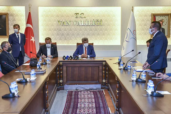 van-valisi-bilmezden-vanlilara-asi-cagirisi-basari-saglayamazsak-bazi-kisitlamalara-gidebiliriz-1624907404762.jpg
