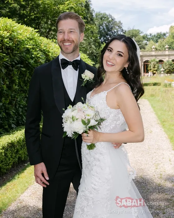 Karsu bebeğinin cinsiyetini pankartla duyurdu! Hollandalı eşi Mike Schrama sevinçten havalara uçtu...