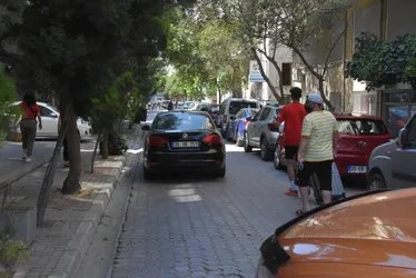 İzmir'de fuhuş rezaleti! Mahalleye gelen 1 ay sonra geri gidiyor