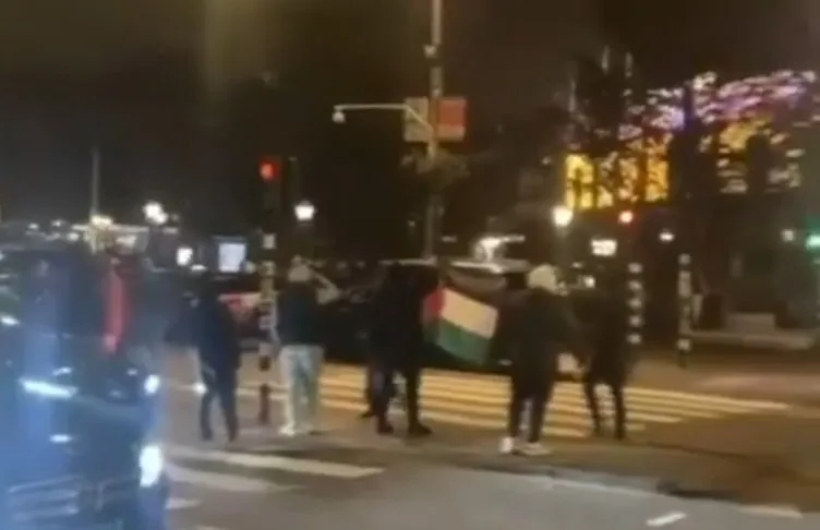 Alçak İsrail taraftarları terör estirdi! Amsterdam sokaklarında Filistin destekçilerine iğrenç saldırı