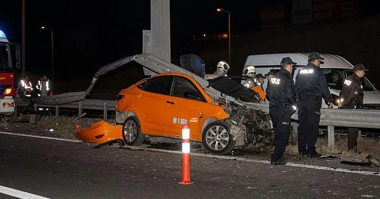 Kontrolden çıkan taksi bariyerlere saplandı