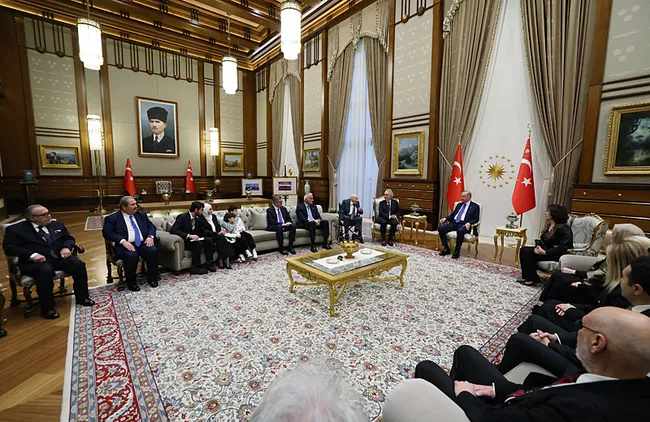 baskan-erdogan-cumhurbaskanligi-kultur-ve-sanat-buyuk-odulleri-sahiplerini-kabul-etti-1766096597018.jpg Başkan Erdoğan, 'Cumhurbaşkanlığı Kültür ve Sanat Büyük Ödülleri' sahiplerini kabul etti