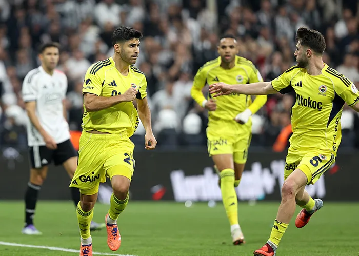 canli-besiktas-fenerbahce-ilk-yarida-4-gol-iki-kirmizi-kart-1762107910272.jpeg