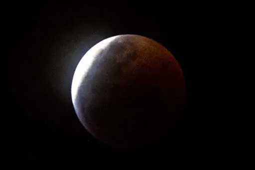 Kanlı Ay tutulması başladı!