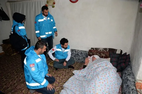 Karlı yolları aşıp hastalara şifa götürüyorlar