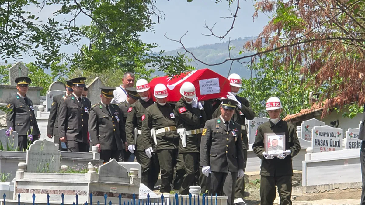 Şehit askerin cenazesi ailesinin talebi üzerine 14 yıl sonra İstanbul’a nakledilecek Şehit askerin cenazesi ailesinin talebi üzerine 14 yıl sonra İstanbul’a nakledilecek