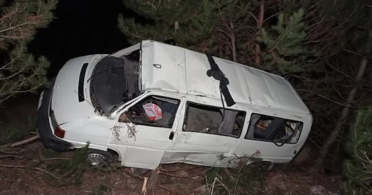 Sivas’ta korkunç kaza! 40 metreden uçuruma yuvarlanan minibüs ağaca çarparak asılı kaldı: 3 yaralı