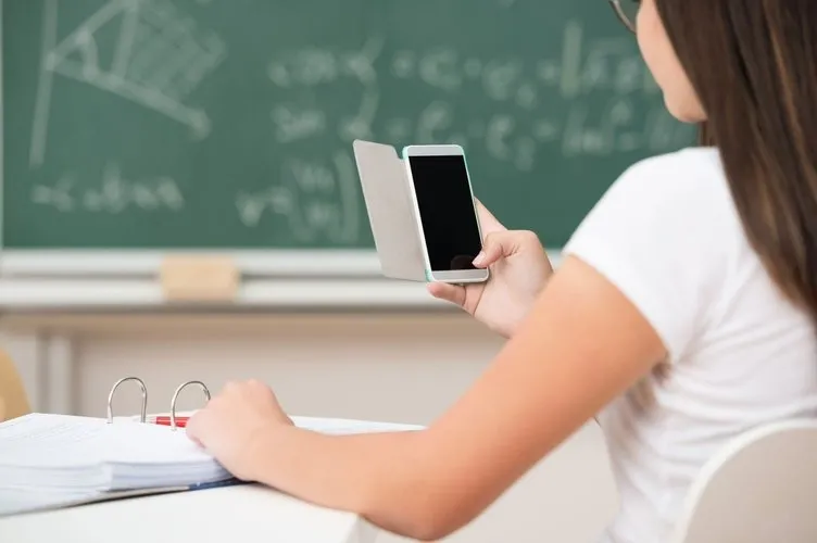 MEB’DEN ÖĞRENCİLERE TELEFONU UYARISI! Yeni eğitim öğretim döneminde okullarda cep telefonu yasak mı? Öğrenciler okula telefon götüremeyecek mi?