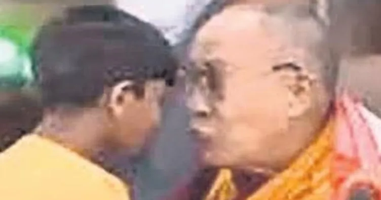 Budist lider Dalay Lama’nın görüntüsüne tepki yağdı