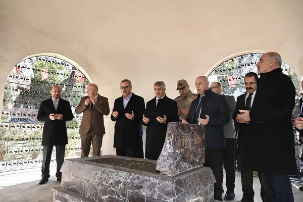 sutcu-imam-vefatinin-yil-donumunde-kabri-basinda-dualarla-anildi-1701114320033.jpg