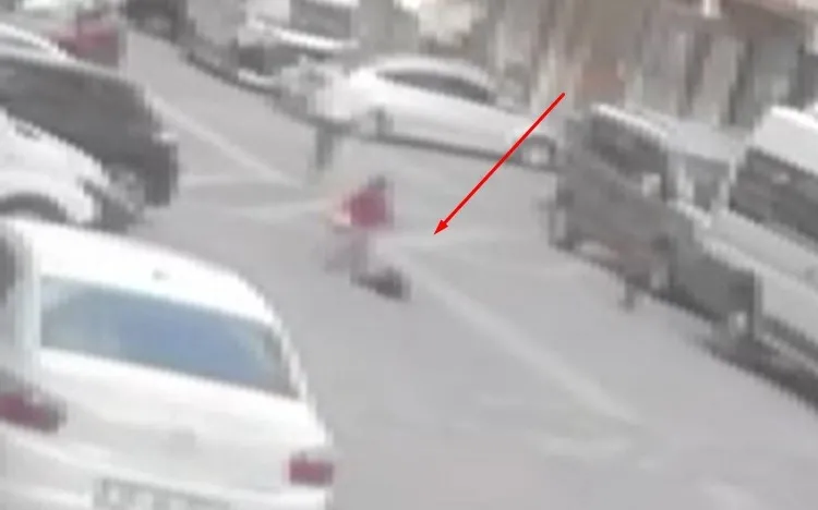 SON DAKİKA: Esenyurt’ta korkunç görüntü: Minibüs küçük çocuğu ezip geçti!