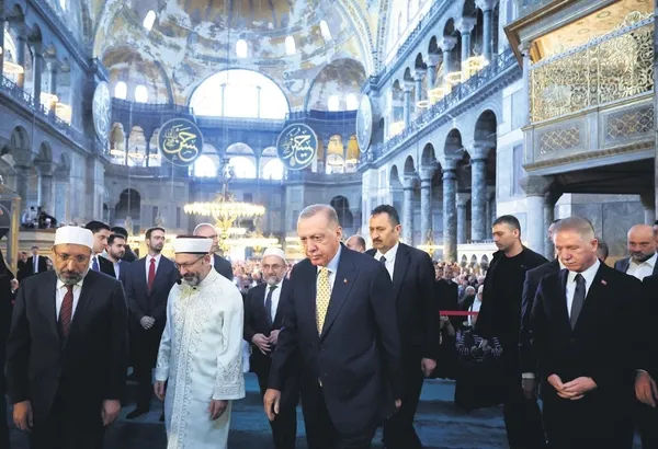 erdogandan-kutsal-emanetlere-ziyaret-1712351059595.jpeg