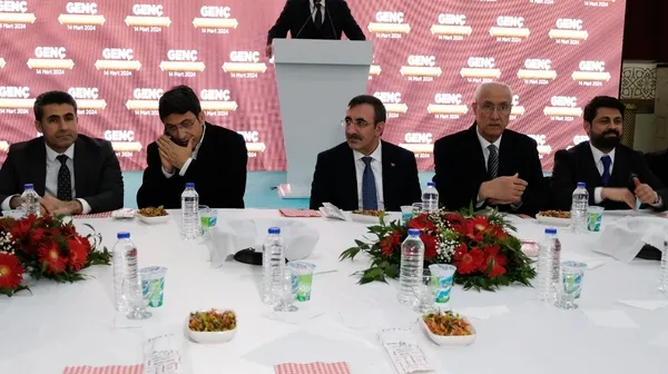cumhurbaskani-yardimcisi-yilmaz-bingolde-enflasyonla-mucadeleyi-vurguladi-1710440639935.jpg