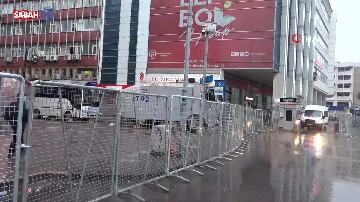 İstanbul’da 1 Mayıs önlemleri: Kadıköy Meydanı araç trafiğine kapatıldı | Video videosunu izle İstanbul’da 1 Mayıs önlemleri: Kadıköy Meydanı araç trafiğine kapatıldı | Video videosunu izle