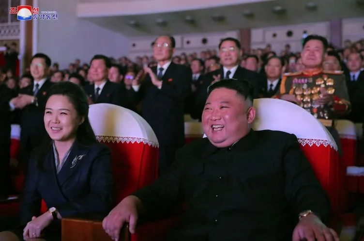 Son dakika: Kuzey Kore lideri Kim Jong Un’un eşi Ri Sol-Ju bir yıl sonra ilk kez görüntülendi! Dikkat çeken detay...