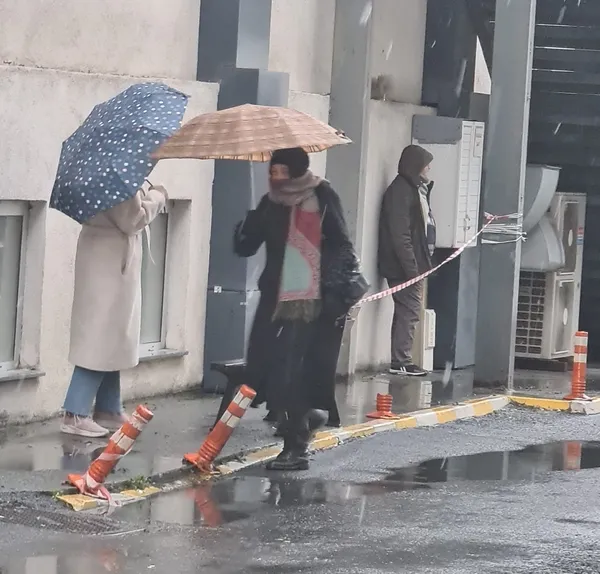 istanbulda-beklenen-kar-yagisi-etkisini-arttirdi-1768204803430.jpg