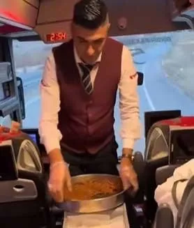 otobus-yolculugunda-yolculara-yapilan-ikram-sasirtti-tum-bildiklerinizi-unutun-ne-kek-ne-de-meyve-suyu-1737020202260.jpg