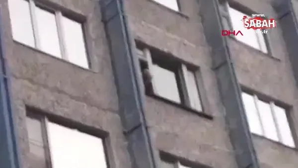 Son dakika haberi: 2 yaşındaki torununu camdan atmaya çalışan dede dehşeti kamerada | Video