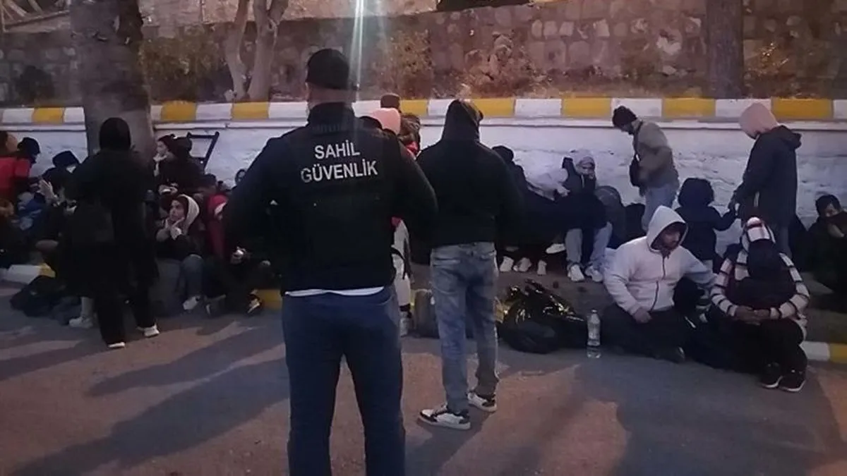İzmir'de 57 kaçak göçmen ile 4 organizatör yakalandı