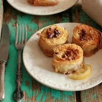 Yufkaya sarılı tel kadayıf tatlısı