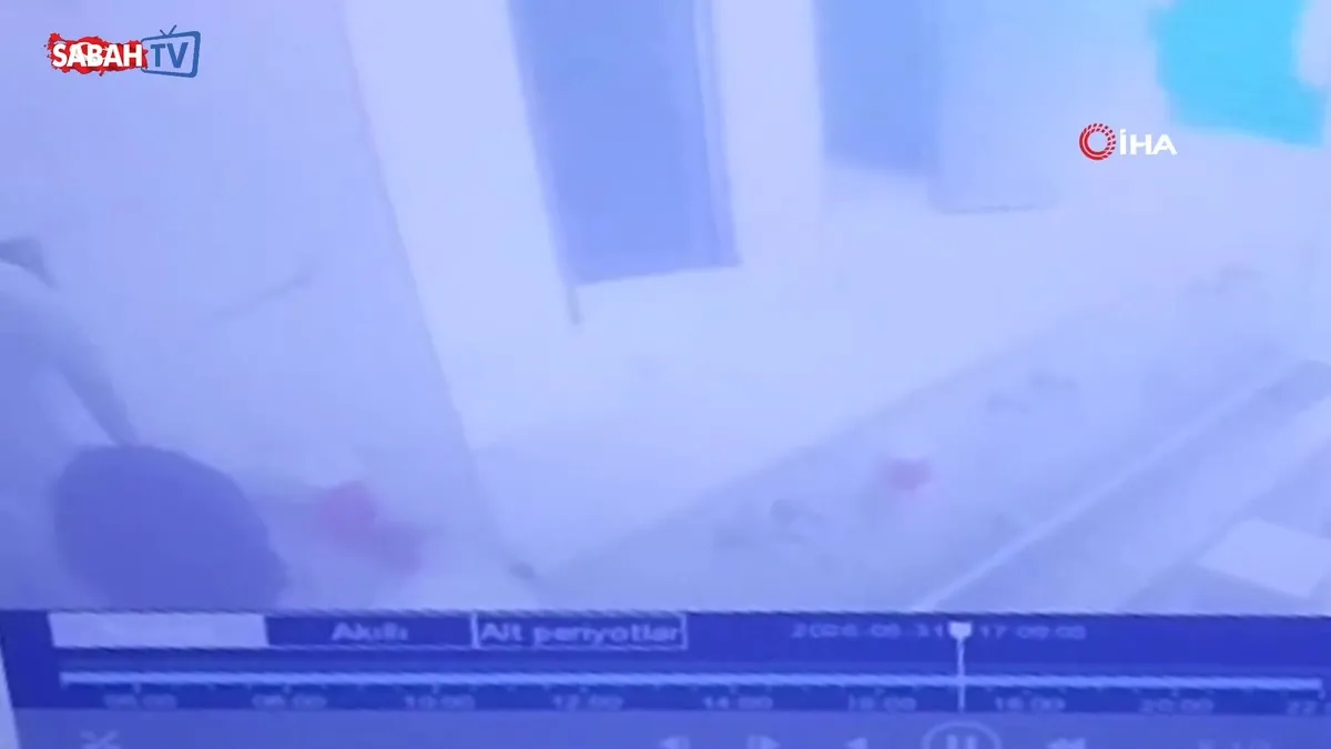 Önce süslendiler, sonra hırsızlık yaptılar! Süslü hırsızlar kamerada videosunu izle Önce süslendiler, sonra hırsızlık yaptılar! Süslü hırsızlar kamerada videosunu izle