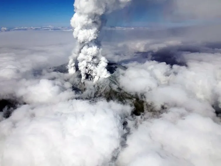 Japonya’da korkunç yanardağ patlaması