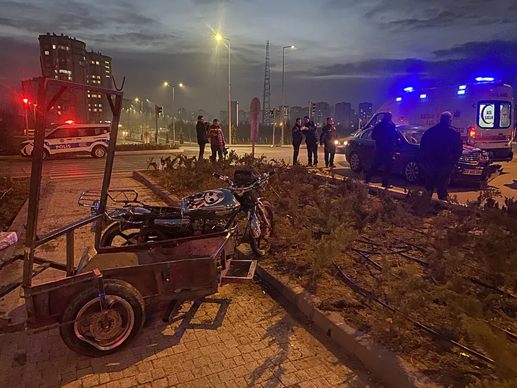 Kayseri’de otomobil ile motosiklet çarpıştı: 4 yaralı!