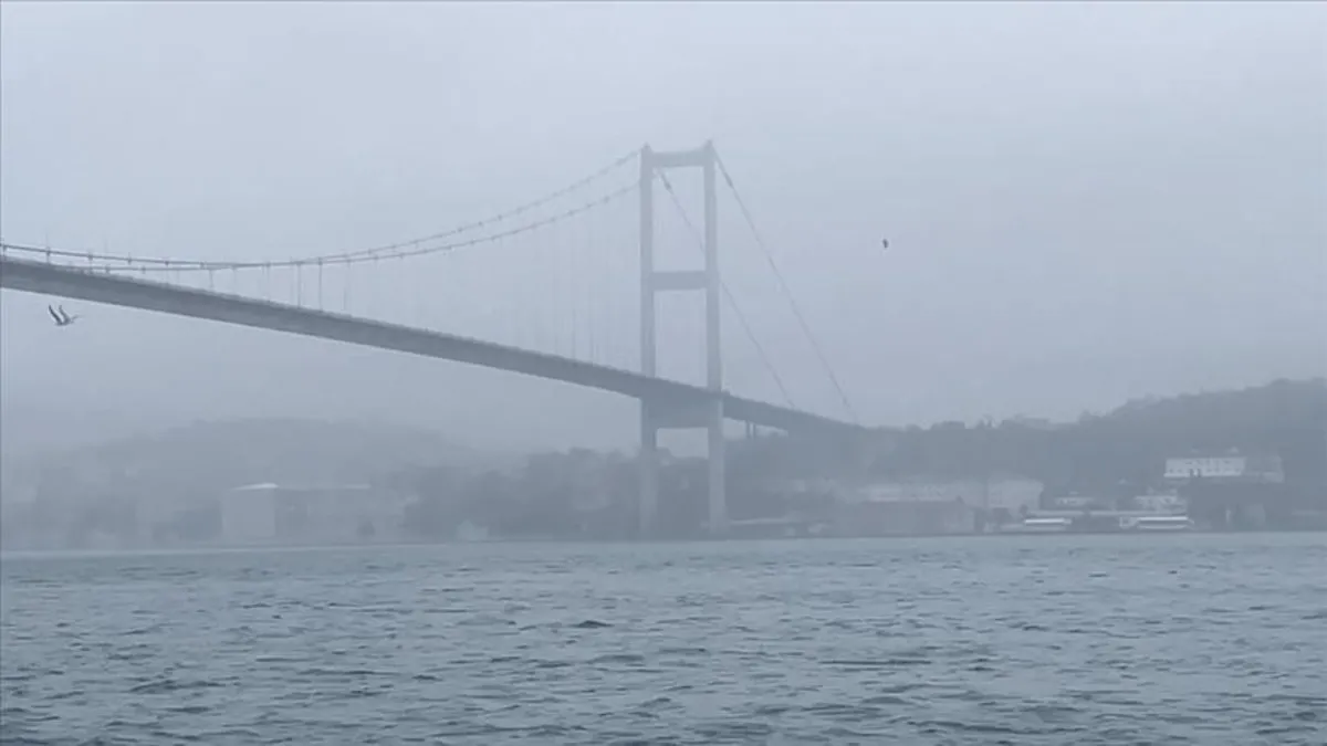 İstanbul Boğazı'nda sis nedeniyle kapanan gemi trafiği tek yönlü açıldı