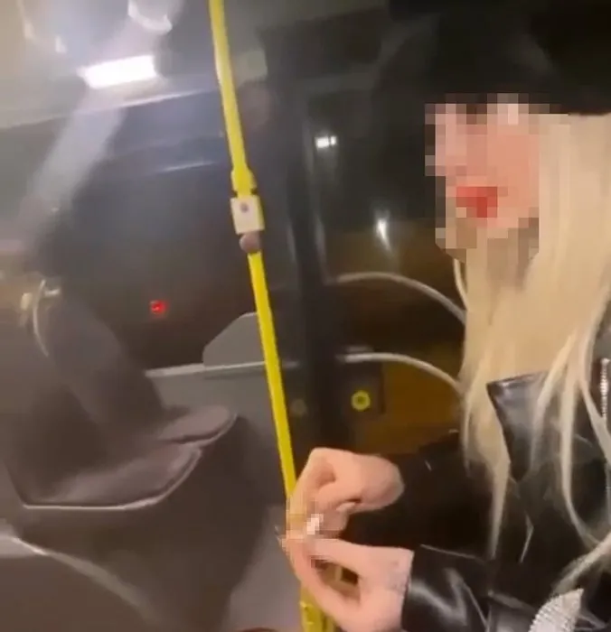 Metrobüse binen 3 kadından inanılmaz hareket! Görenler gözlerine inanamadı!