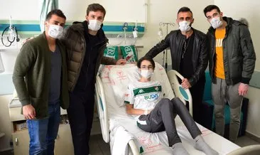 Bursasporlu futbolculardan lösemi tedavisi gören çocuğa hastanede ziyaret