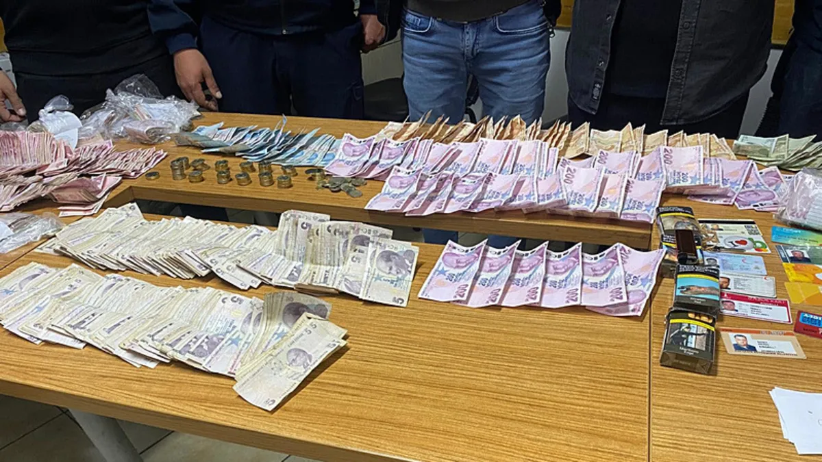 Görme engelli taklidi yapan dilencinin üzerinden 32 bin lira çıktı Görme engelli taklidi yapan dilencinin üzerinden 32 bin lira çıktı