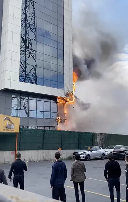 Yer İstanbul Bahçelievler: Özel okulun bahçesindeki trafo bomba gibi patladı!