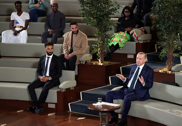 baskan-erdogan-afrikali-genclerle-bulustu-enflasyon-yine-inecek-1639924822942.jpg